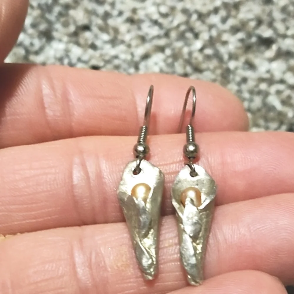VINTAGE SILVER-TONE LILIES AND IVORY FAUX PEARL DROP HOOK 1.1